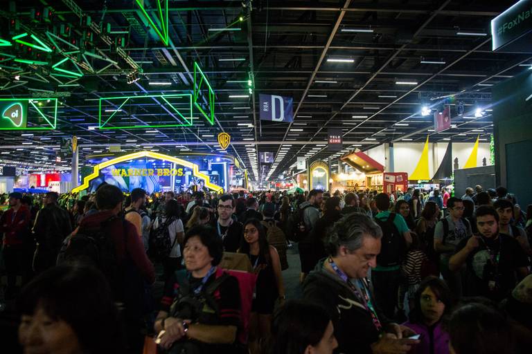 Feira cheia de visitantes, com corredores movimentados e intensa interação entre o público e os expositores.