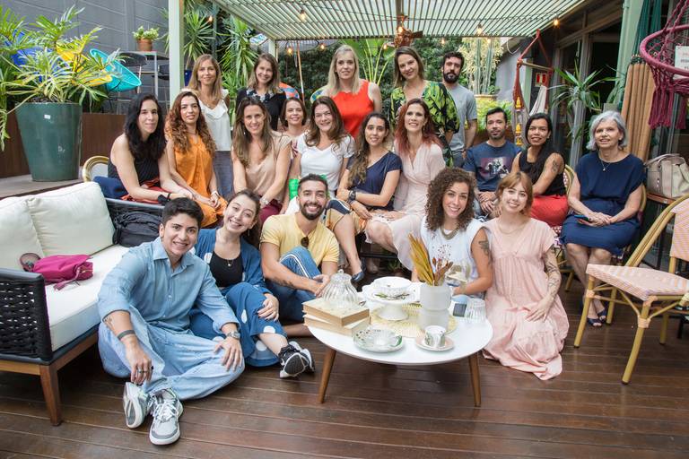 Foto posada de um grupo de participantes do evento, todos sorrindo e celebrando a ocasião.