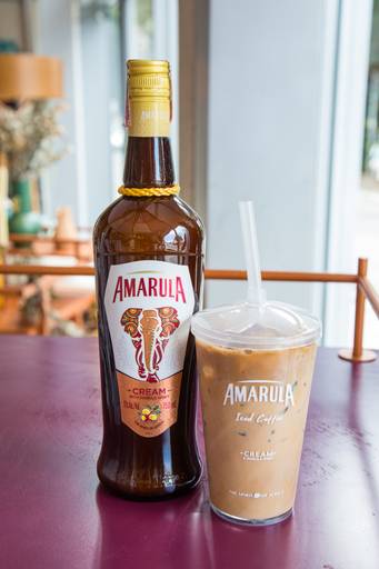 Bebida alcoólica em destaque, com copo ou garrafa, pronta para ser servida em um evento.