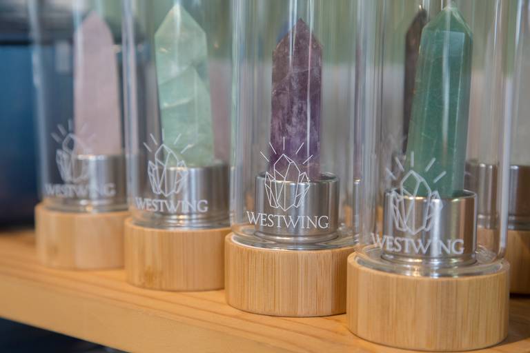 Seleção de itens e produtos da loja em destaque, com foco em seus detalhes e apresentação, em um evento promocional ou de lançamento.