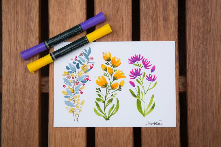 Detalhe de um desenho ou obra de arte de uma artista em workshop, focando na expressão e estilo criativo.