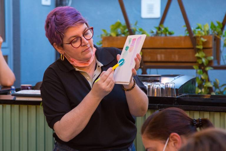 Artista ou instrutor do workshop, com foco na sua expressão ou em sua demonstração durante a atividade de desenho.