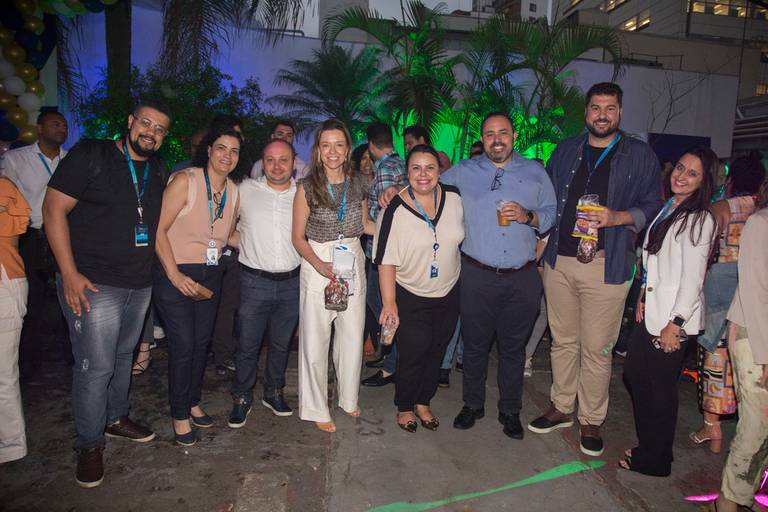 Foto posada de um grupo de pessoas em ambiente de festa, celebrando juntas em um momento de confraternização.