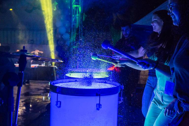 Momento de um show de tambores, com destaque para a interação entre os músicos e a batida.