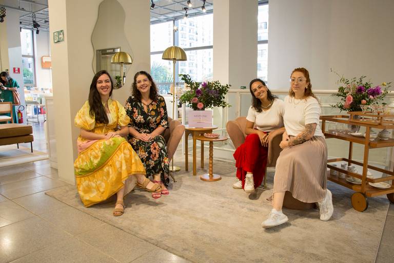 Participantes engajados em um workshop prático durante o evento, focados na atividade ou explicação do instrutor.