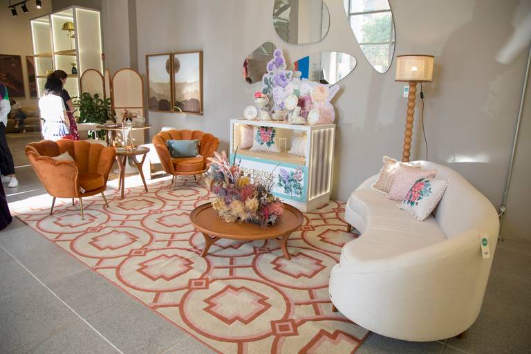 Detalhe da decoração de um evento, exibindo móveis com design exclusivo que contribuem para a atmosfera do espaço.