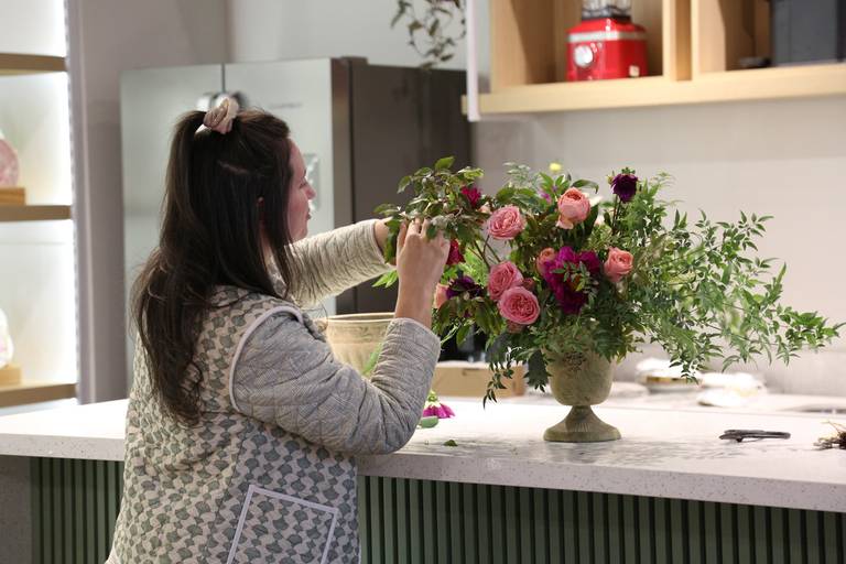 Professora ou instrutora liderando um workshop, explicando conceitos ou demonstrando técnicas aos participantes.