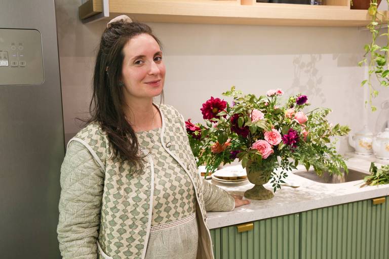 Professora do workshop apresentando o resultado final de uma atividade, exibindo o trabalho concluído junto aos participantes.