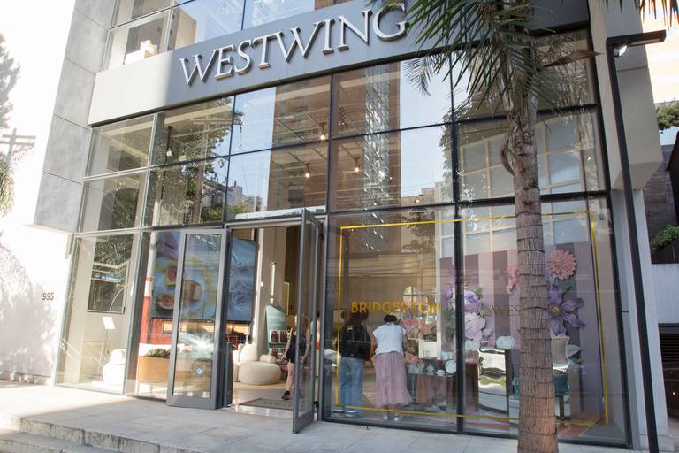 Fachada de uma loja onde o evento está sendo realizado, com sua arquitetura e sinalização em destaque.