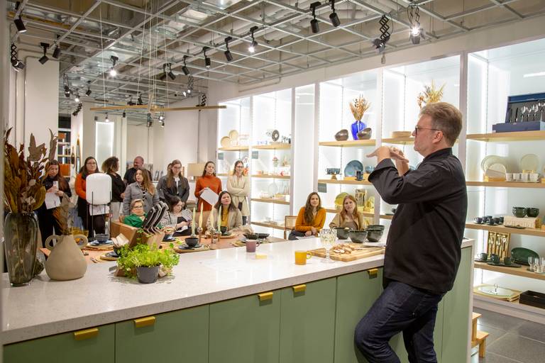 Chef conduzindo um workshop culinário durante o evento, preparando pratos e ensinando técnicas gastronômicas.