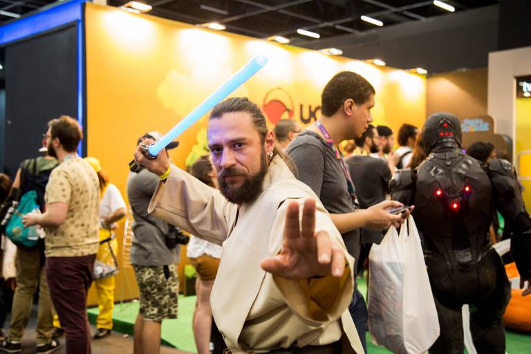 Pessoa vestindo cosplay detalhado de Star Wars em uma feira, exibindo a fantasia e a imersão no universo.