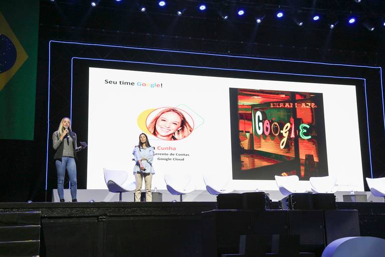 Grupo de palestrantes juntos no palco, possivelmente em um painel ou mesa redonda durante o evento.
