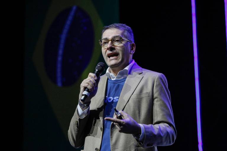 Outra imagem de pessoa falando no palco, com ângulo diferente, reforçando a interação com o público.