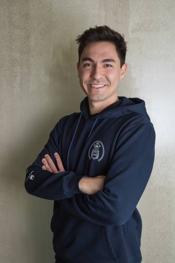 Profissional em retrato corporativo com estilo descolado, transmitindo autenticidade e personalidade.