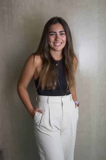 Retrato executivo com toque descontraído, capturando a individualidade do profissional em um ambiente corporativo moderno.