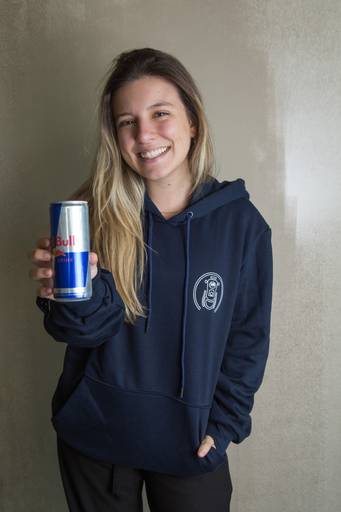 Retrato executivo com um toque de informalidade, capturando a personalidade do profissional em um cenário contemporâneo.