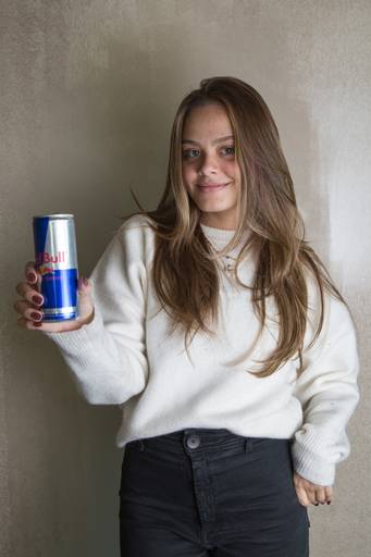 Fotografia corporativa com estilo casual e descolado, apresentando um profissional em pose relaxada e engajada.