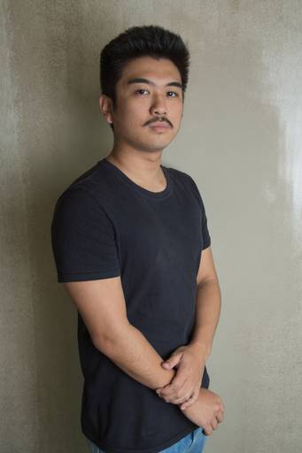 Retrato corporativo moderno e descontraído, com foco na expressão do profissional e na atmosfera criativa.