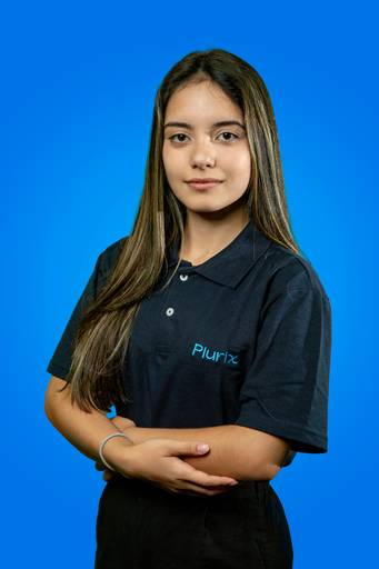 Mulher executiva em close-up, com expressão focada e postura elegante em fundo azul.