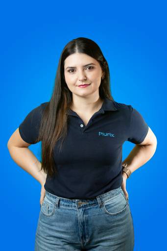 Profissional feminina em retrato, transmitindo seriedade e competência em ambiente corporativo com fundo azul.