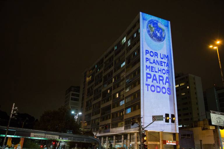 Projeção detalhada em um prédio, com foco na clareza das imagens e cores vibrantes da arte digital.