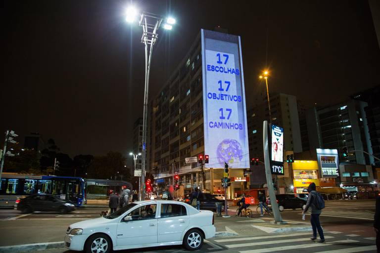 Projeção de imagens ou arte em um prédio, transformando a fachada em uma tela luminosa.
