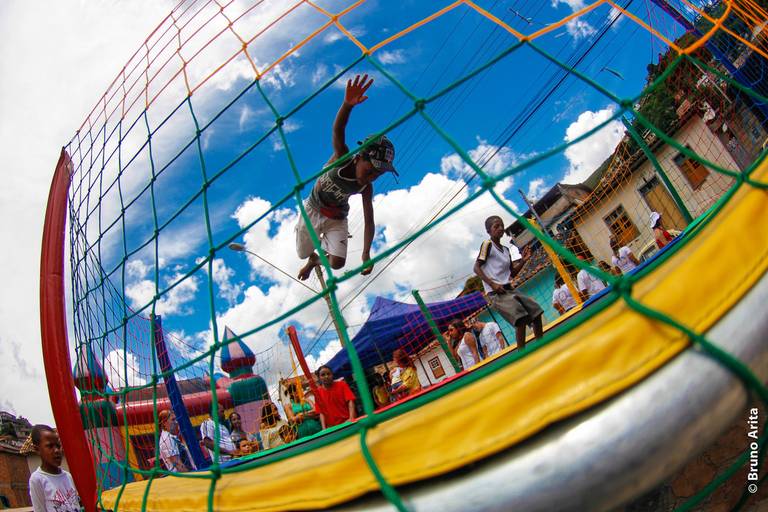 Menino pulando em uma cama elástica, em um momento de diversão e alegria em um evento ou parque.