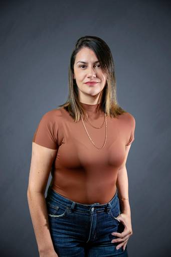 Profissional em fotografia corporativa, com postura que inspira confiança e credibilidade em fundo liso.