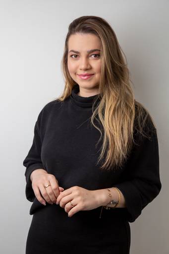 Retrato profissional de Mulher em traje preto, com as mãos unidas e pose tradicional de estúdio (fundo branco). (Retrato Corporativo, São Paulo, Fotógrafo Bruno Arita)