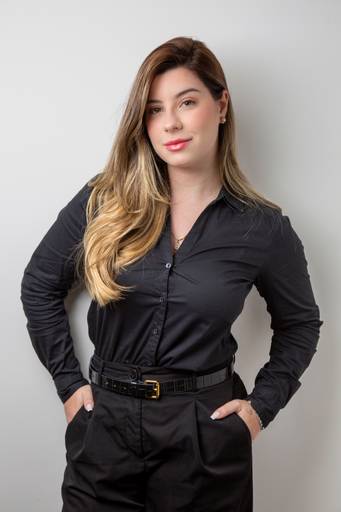 Retrato de estúdio, pose frontal de Mulher em roupa executiva preta, transmitindo confiança. (Retrato Corporativo, São Paulo, Fotógrafo Bruno Arita)