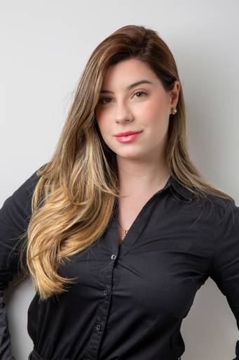 Plano de busto em estúdio de Mulher em roupa preta, com expressão direta e profissional. (Retrato Corporativo, São Paulo, Fotógrafo Bruno Arita)