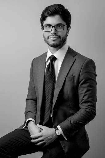 Foto impactante em preto e branco de Homem em terno, com olhar sério e postura forte, ideal para perfil profissional. (Galeria Retratos, São Paulo, Fotógrafo Bruno Arita)