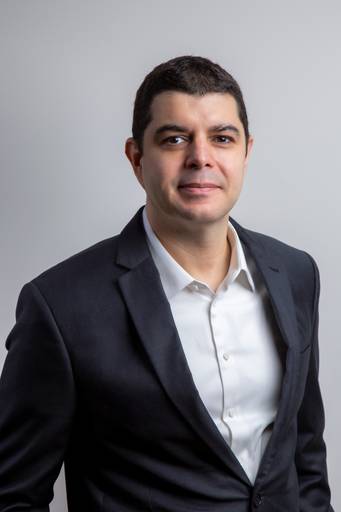 Retrato corporativo de Leandro Albuquerque em fundo neutro em São Paulo. Foto por Bruno Arita