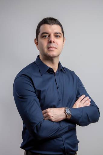 Retrato executivo de Leandro Albuquerque focado em autoridade e presença. Foto por Bruno Arita