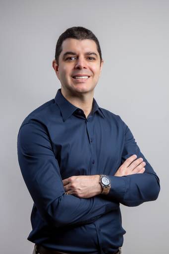 Leandro Albuquerque sorrindo em ensaio de posicionamento de imagem em São Paulo. Fotografia: Bruno Arita
