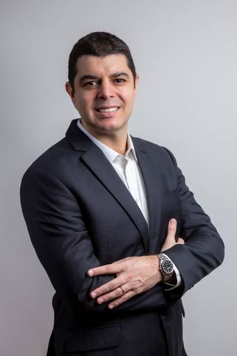 Leandro Albuquerque em pose profissional para perfil executivo. Fotografia: Bruno Arita.