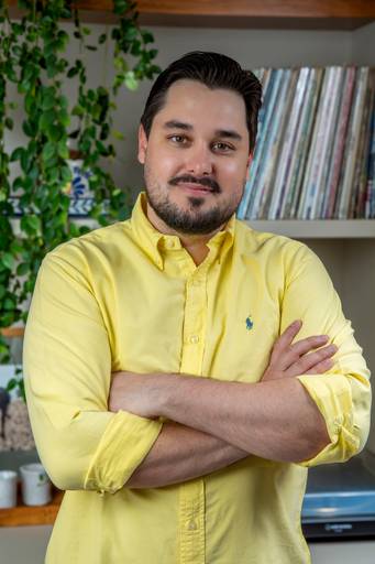 Tainan Salvador em pose executiva para posicionamento de imagem e autoridade. Registro por Bruno Arita