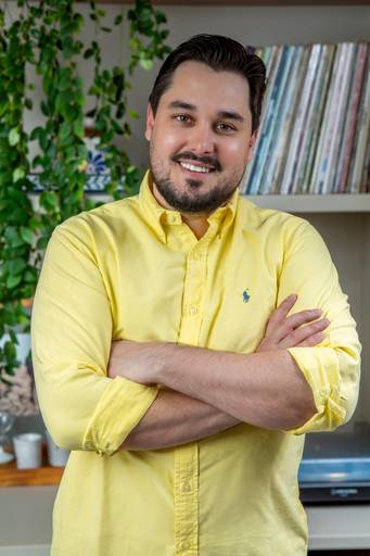 Tainan Salvador sorrindo em ensaio de retrato profissional para redes sociais. Autoria de Bruno Arita