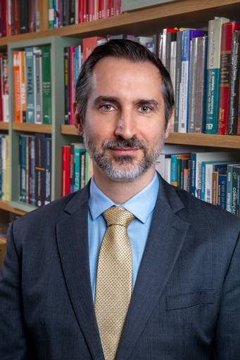 João Martinelli em pose de perfil profissional para branding pessoal. Fotografia: Bruno Arita