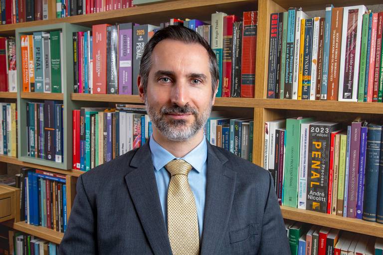 Retrato profissional de João Martinelli em ambiente corporativo moderno. Foto por Bruno Arita.