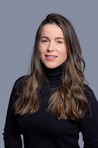 Profissional em destaque, com olhar atento e postura que inspira credibilidade em fotografia corporativa com fundo neutro.