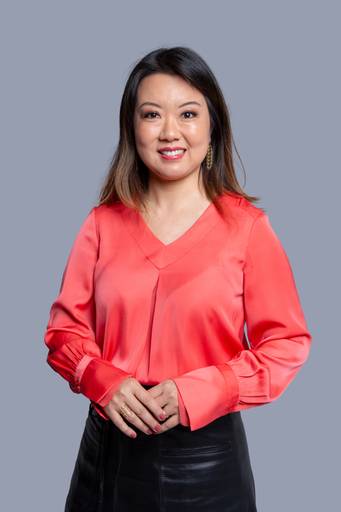 Profissional em fotografia corporativa, com postura que inspira respeito e competência em fundo liso.