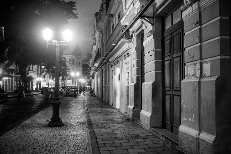 Rua Bom Jesus no Recife Antigo, em Recife, Pernambuco, com sua arquitetura histórica e características urbanas em fotografia preto e branco.
