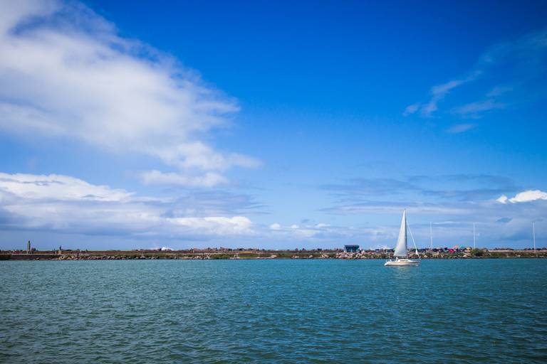 Vista do mar a partir do deck do Marco Zero em Recife, Pernambuco, com a água e o horizonte.