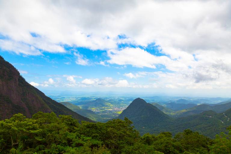 Vista panorâmica da paisagem a partir de um mirante, com montanhas e vales visíveis, próximo ao Dedo de Deus.