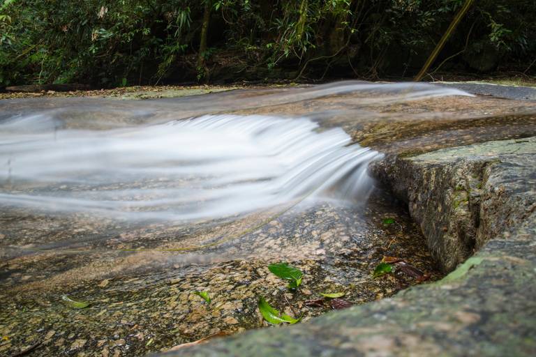 Água de rio em efeito seda, com longa exposição, em Ilhabela, São Paulo.