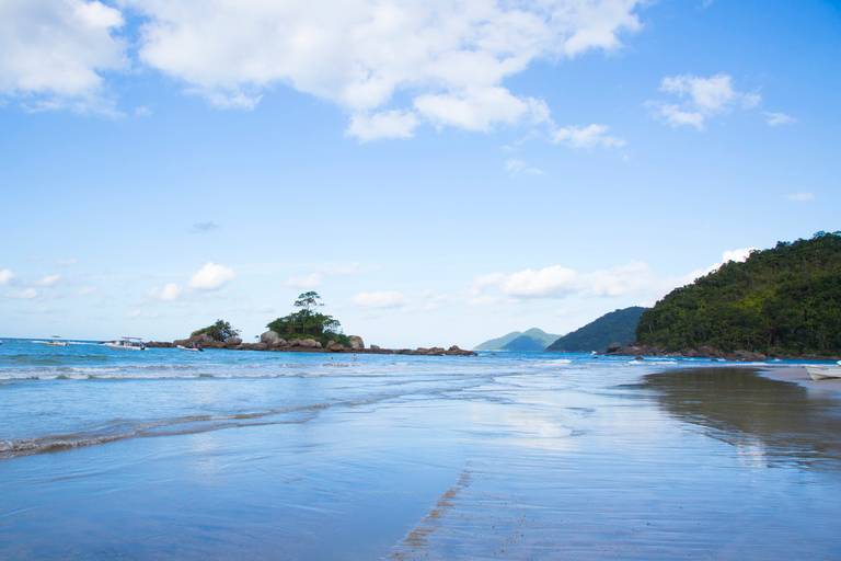 Praia de Castelhanos em Ilhabela, São Paulo, com areia clara, mar azul