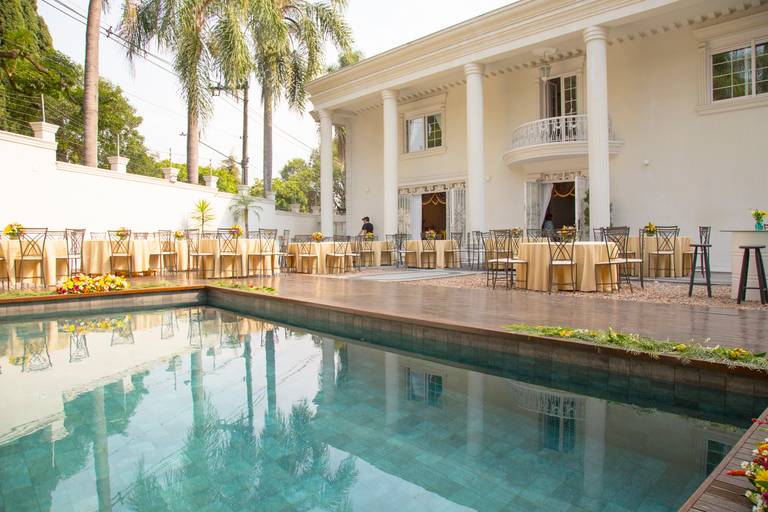 Vista geral do local onde ocorre a festa de aniversário, com decoração e convidados.