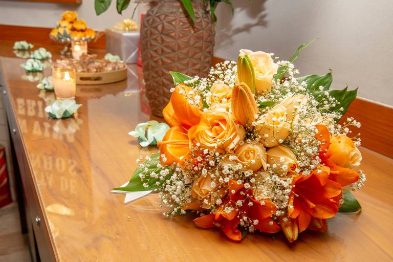 Buquê de flores, com cores e texturas que adornam a celebração, em destaque.