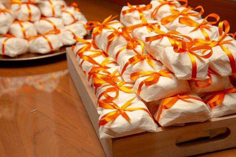 Doce bem-casado em destaque, com sua embalagem tradicional, simbolizando a união e a doçura da festa.